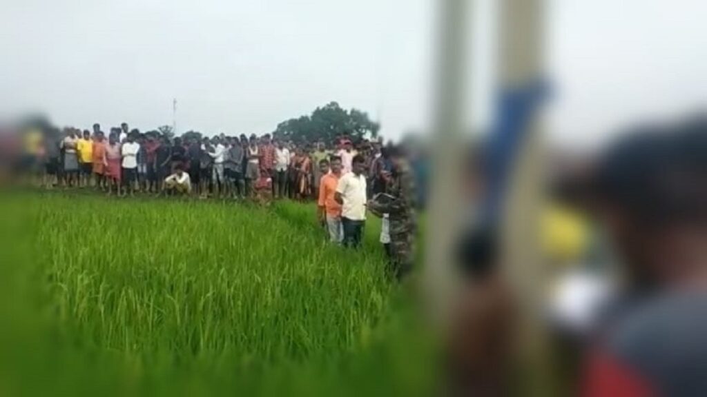 दलित युवक की हत्या कर बिजली के खंभे में टांग दी लाश