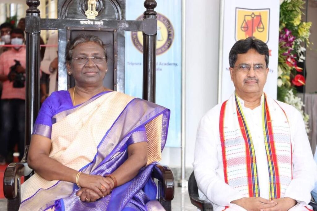 अगरतला पहुंची राष्ट्रपति द्रौपदी मुर्मु, त्रिपुरा राज्य न्यायिक अकादमी का किया उद्घाटन