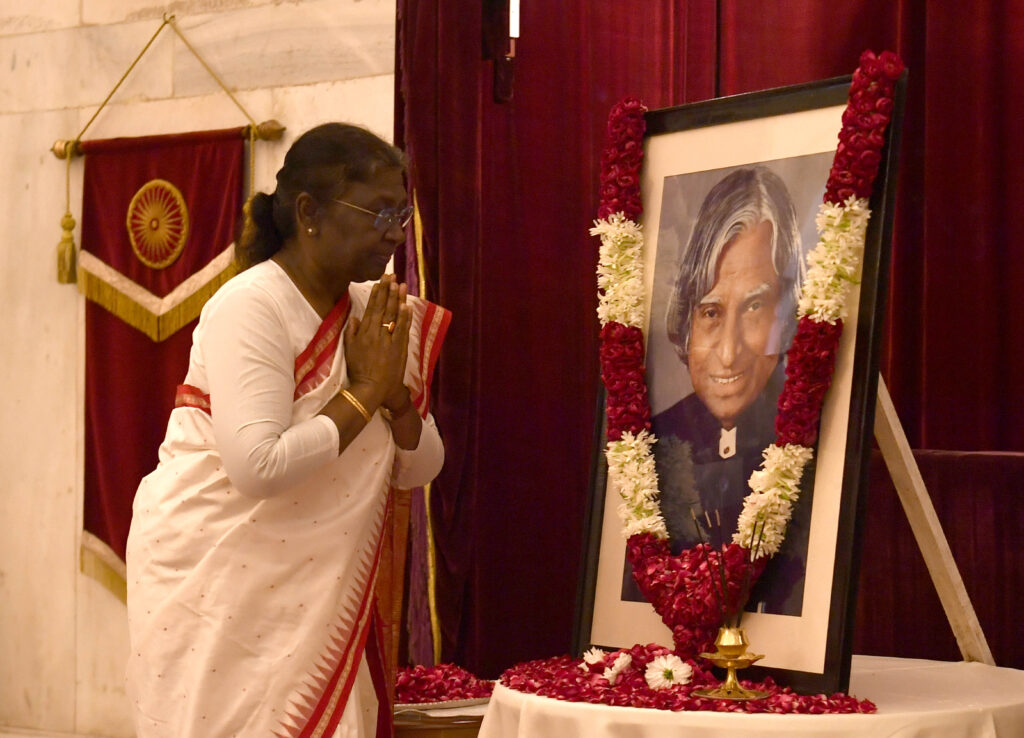 भारत की राष्ट्रपति द्रौपदी मुर्मु ने पूर्व राष्ट्रपति अब्दुल कलाम की जयंती पर दी श्रद्धांजलि
