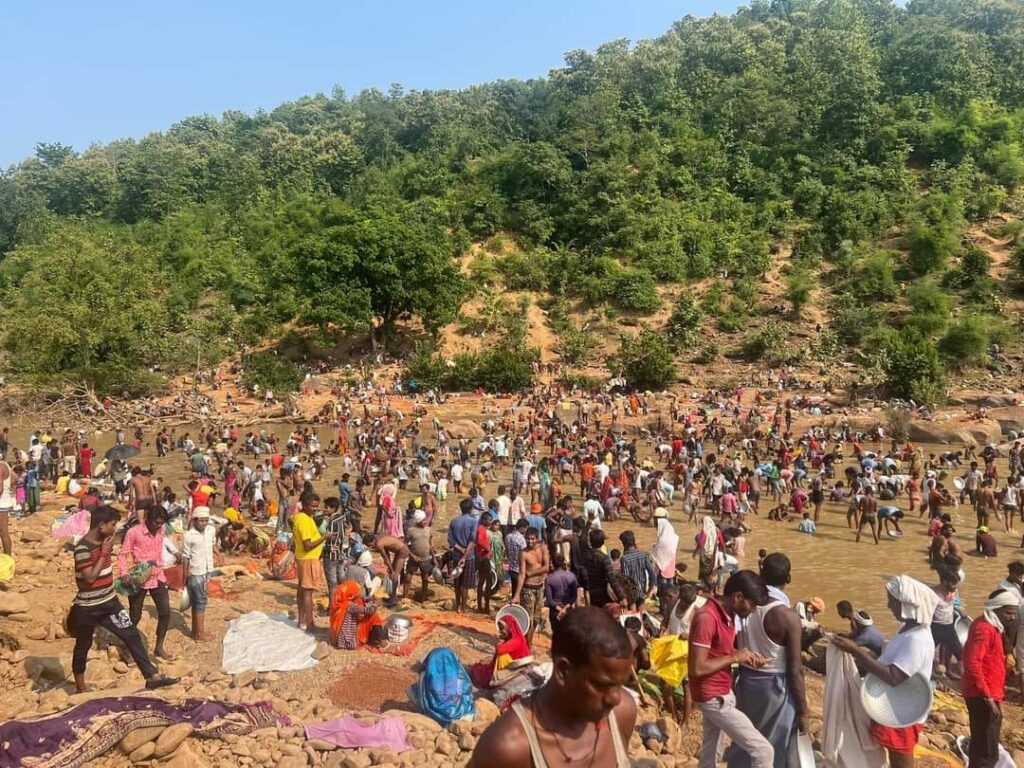 हीरे की तमन्ना में पन्ना में मिले मिट्टी छानते लोग ..