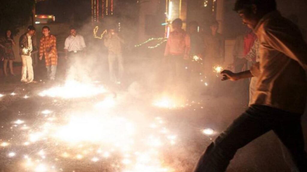 देश की राजधानी में पाबंदी का उलंघन, खूब जले पटाखे, जहरीली हुई हवा