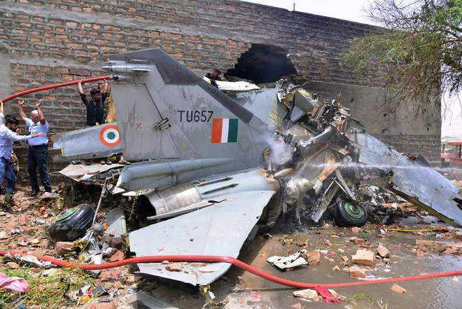 गोवा में बड़ा हादसा: उड़ान भरते ही फाइटर जेट MiG-29K हुआ क्रैश, पायलट ने कूदकर बचाई जान