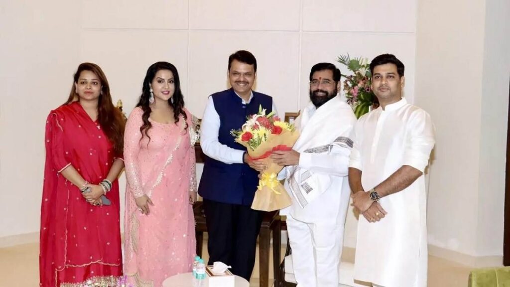 मुख्यमंत्री शिंदे से मिले फडणवीस, दिवाली की दी बधाई व शुभकामनाएं