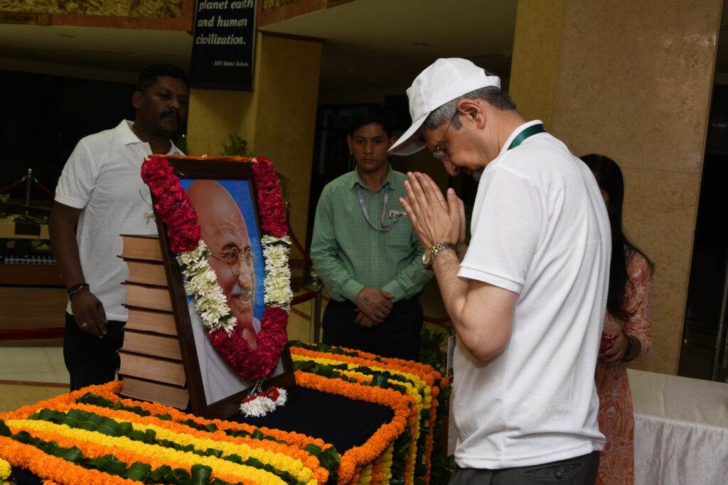 डीआरडीओ के अध्यक्ष और अधिकारियों ने महात्मा गांधी की जयंती पर उन्हें अर्पित की पुष्पांजलि, विशेष अभियान 2.0 की हुई शुरुआत