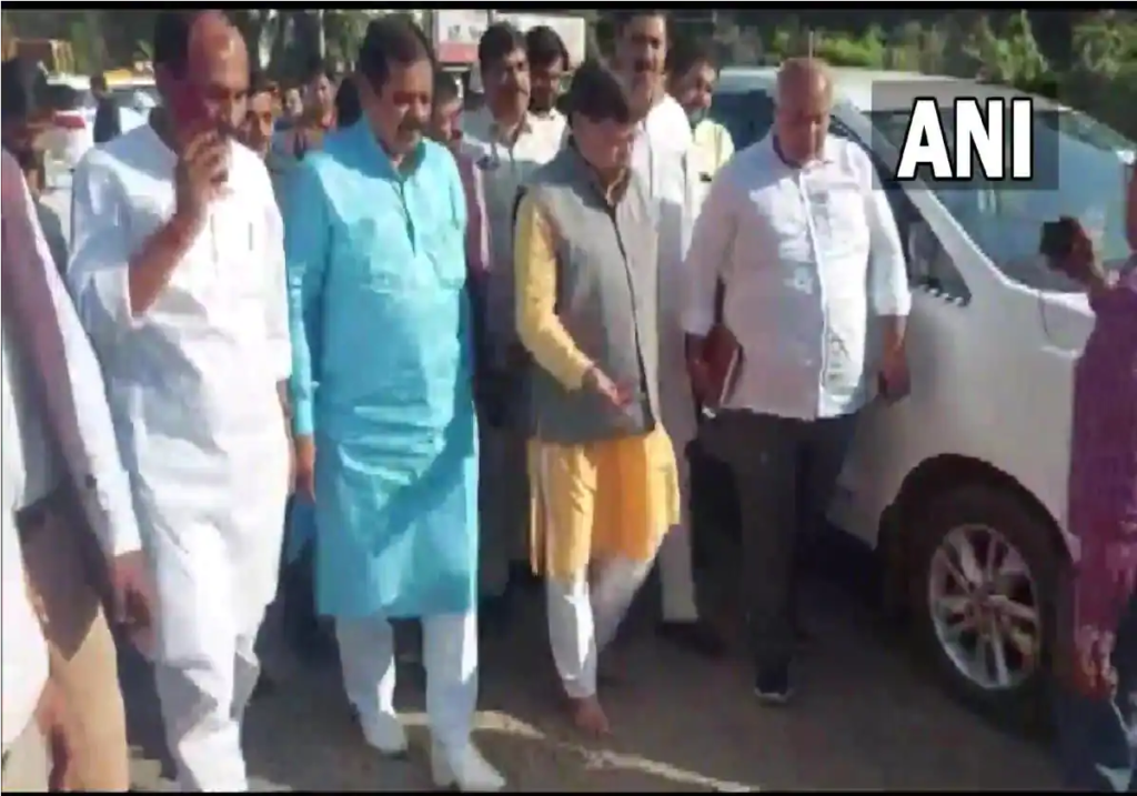 दूसरों के दर्द को महसूस करने के लिए नंगे पांव चले एमपी के ऊर्जा मंत्री, बोले-मैंने जूतों की बलि दी है ताकि …