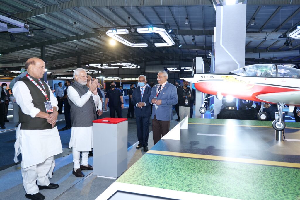 पीएम मोदी ने डेफएक्सपो 2022 के दौरान एचएएल द्वारा डिजाइन एवं विकसित किए गए स्वदेशी ट्रेनर विमान एचटीटी-40 का किया अनावरण
