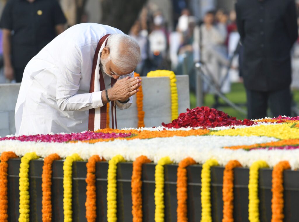 प्रधानमंत्री मोदी ने लाल बहादुर शास्त्री और महात्मा गांधी को उनकी जयंती पर किया नमन, विजय घाट पर अर्पित की पुष्पांजलि