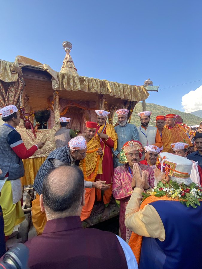 प्रधानमंत्री मोदी ने कुल्लू दशहरा समारोह में भाग लिया, स्वागत में उमड़ी भीड़