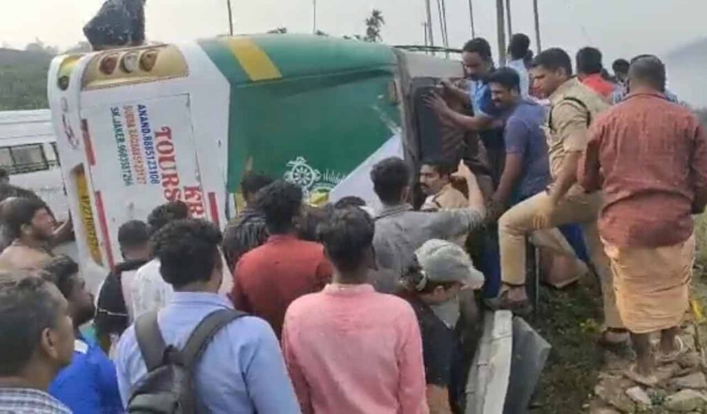 सबरीमाला जा रही आंध्र के तीर्थयात्रियों की बस पलटी, 20 से ज्यादा घायल, 44 तीर्थयात्रियों सुरक्षित