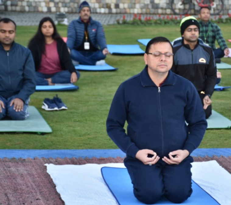 सीएम धामी ने पहाड़ों की रानी मसूरी में किया योगासन
