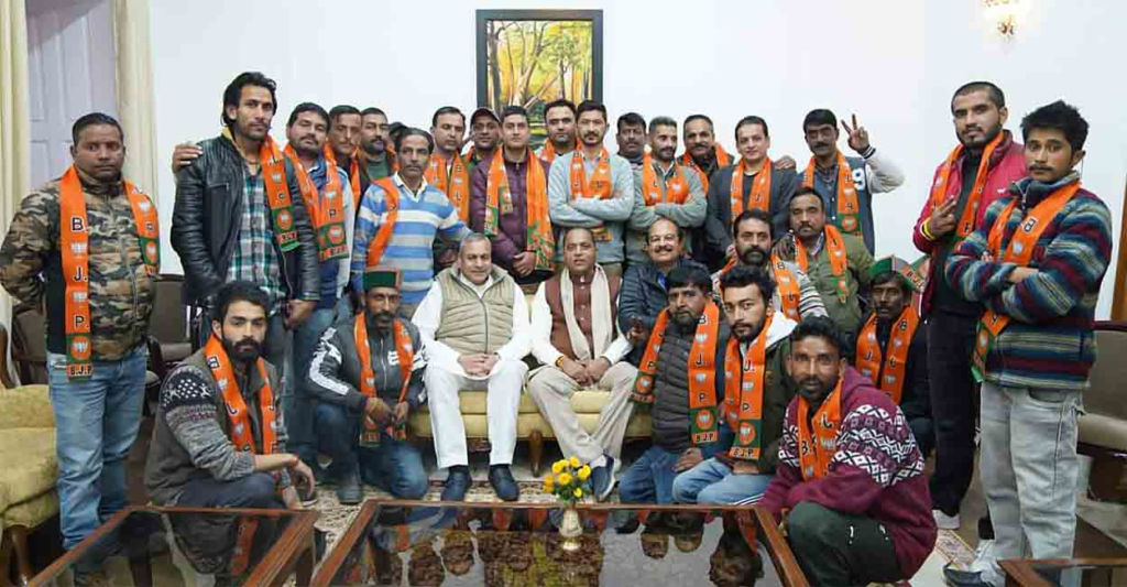हिमाचल चुनाव में कांग्रेस को बड़ा झटका, भाजपा में शामिल हुए कांग्रेस के 26 नेता