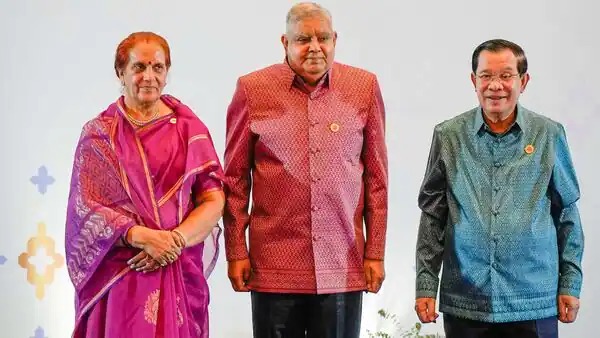 उपराष्ट्रपति ने कंबोडिया में 19वें आसियान-भारत शिखर सम्मेलन में प्रतिनिधिमंडल का नेतृत्व किया