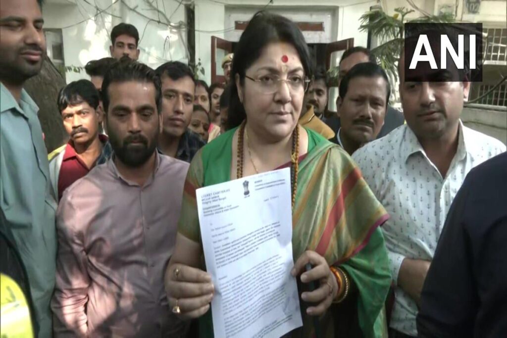 बीजेपी सांसद लॉकेट चटर्जी ने ममता बनर्जी के मंत्री के खिलाफ दर्ज कराई शिकायत, जानें क्या है मामला