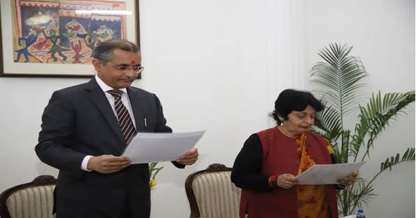 पूर्व आईएएस अधिकारी प्रीति सूदन ने संघ लोक सेवा आयोग की सदस्य के रूप में पद और गोपनीयता की शपथ ली