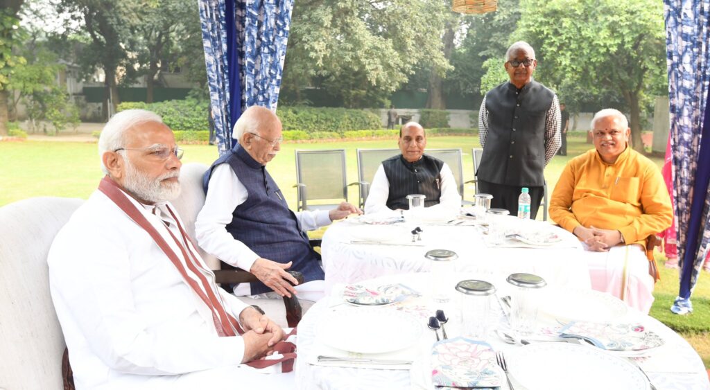 वरिष्ठ नेता लालकृष्ण आडवाणी का जन्मदिन आज, प्रधानमंत्री मोदी व रक्षा मंत्री राजनाथ सिंह ने घर जाकर दी शुभकामनाएं