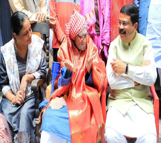 धर्मेंद्र प्रधान ने काशी तमिल संगमम के दौरान महाकवि सुब्रमण्यम भारथियार के परिवार से की मुलाकात