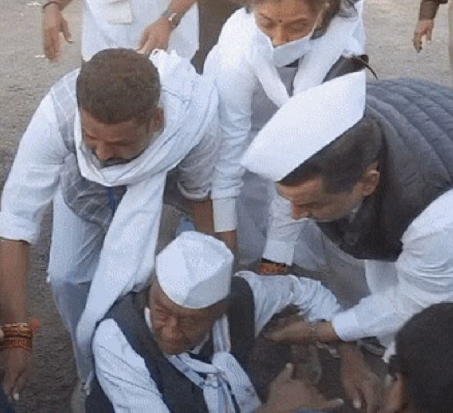 भारत जोड़ो यात्रा के दौरान जमीन पर गिरे दिग्विजय सिंह, कांग्रेस ने शिवराज सिंह पर लगाया आरोप