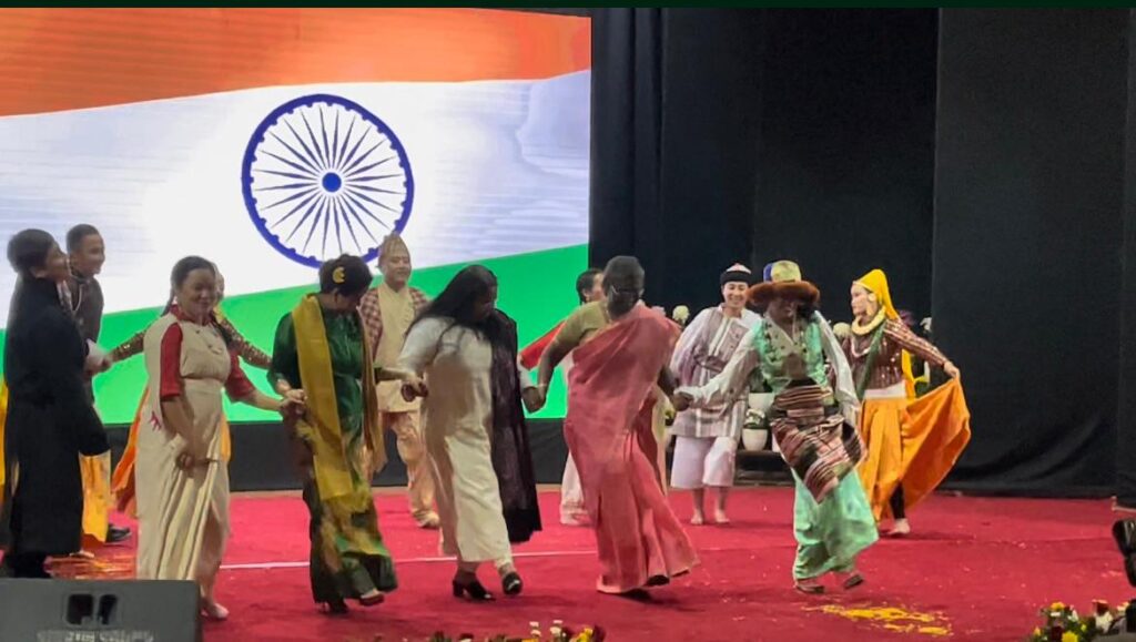 राष्ट्रपति द्रौपदी मुर्मू की सिक्किम यात्रा, मुर्मू ने महिलाओं के साथ स्टेज पर किया पारंपरिक नृत्य