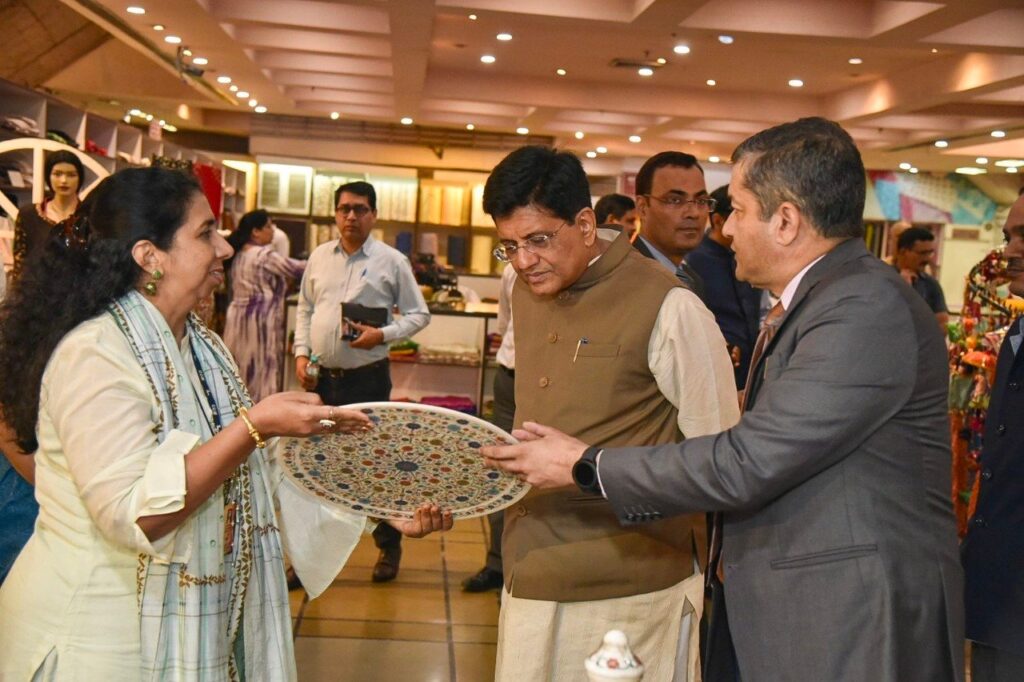 वस्त्र मंत्री पीयूष गोयल ने एक आधुनिक एवं व्यावहारिक विपणन मंच प्रदान करके वैश्विक स्तर पर भारतीय शिल्प को बढ़ावा देने पर जोर दिया