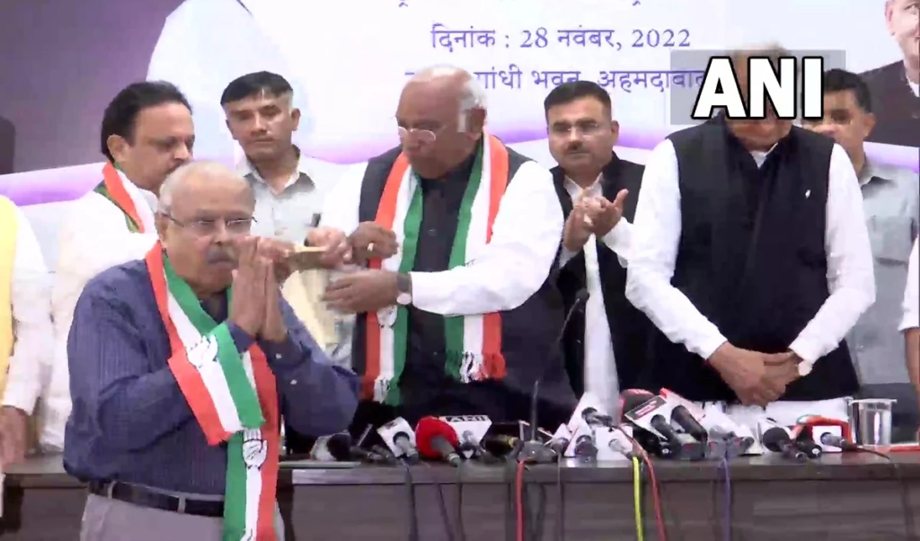 गुजरात चुनाव से पहले भाजपा को लगा झटका, पूर्व मंत्री जय नारायण व्यास बेटे के साथ कांग्रेस में शामिल