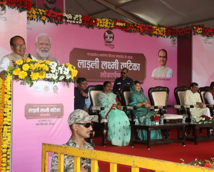 सीएम शिवराज की लाडली लक्ष्मी योजना: भावुक हुए चौहान, बोले- बेटियों को तो लखपति बनाना है
