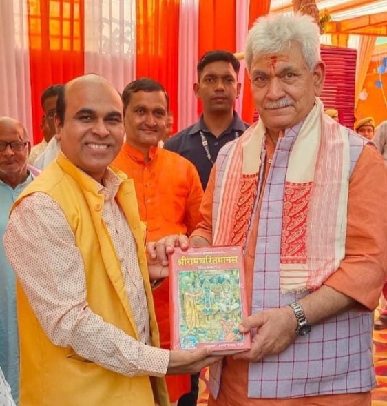 उपराज्यपाल मनोज सिंन्हा के होम टाउन में श्रीमद् भागवत कथा का आयोजन, रक्षा मंत्री समेत कई नेताओं ने की शिरकत