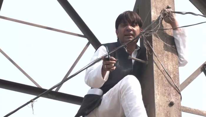 एमसीडी चुनाव में नही मिला टिकट, नाराज हुए आप के पूर्व पार्षद, टावर पर चढ़कर पार्टी के नेताओं पर लगाए गंभीर आरोप