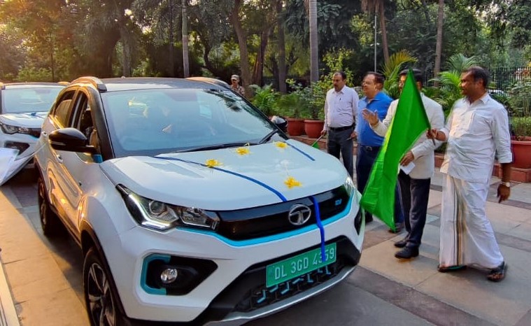 पेट्रोल/डीजल कारों के बदले इलेक्ट्रिक कारों के उपयोग के जरिये उत्सर्जन तीव्रता में कमी लाने से हमारी प्रतिबद्धता को पूरा करने में मदद मिलेगी: डॉ. एल. मुरुगन