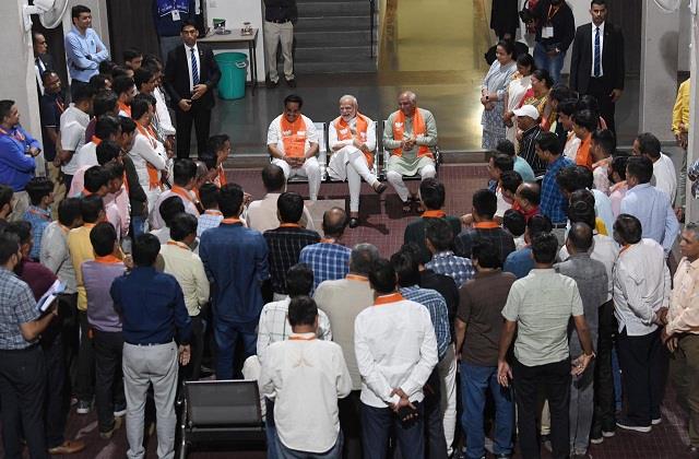 जब गुजरात में पार्टी मुख्यालय में कार्यकर्ताओं से मिलने अचनावक पहुंचे पीएम मोदी..