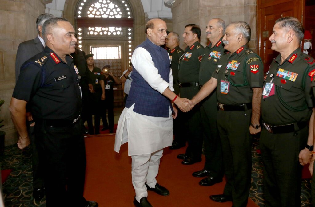 रक्षा मंत्री ने सेना कमांडरों के सम्मेलन के दौरान भारतीय सेना के वरिष्ठ नेतृत्व के साथ बातचीत की