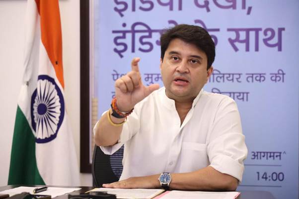 केन्द्रीय नागर विमानन मंत्री ज्योतिरादित्य सिंधिया ने ग्वालियर-मुंबई-ग्वालियर उड़ान का किया उद्घाटन