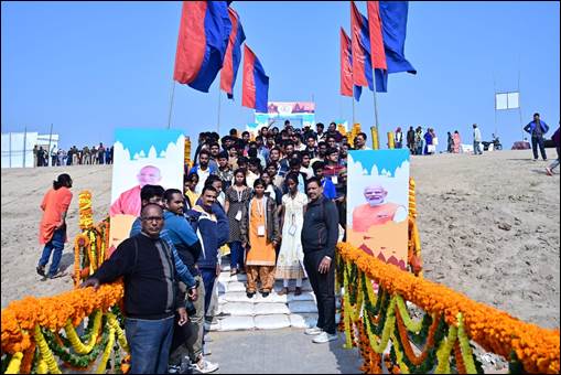 ‘काशी तमिल संगमम्’ में भाग लेने वाले तमिलनाडु के छात्रों के प्रतिनिधिमंडल ने ‘त्रिवेणी संगम’ में लगाई डुबकी