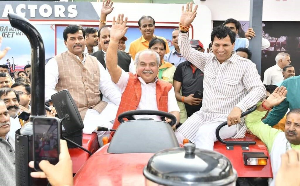 वृहद कृषि मेले में लगे स्टॉल आकर्षण का केंद्र, उत्साह से जानकारी ले रहे हैं किसान