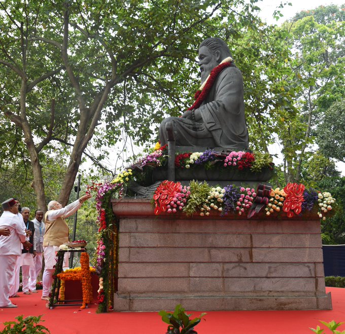 प्रधानमंत्री ने संत कवि श्री कनक दास और महर्षि वाल्मीकि की प्रतिमाओं पर अर्पित की पुष्पांजलि