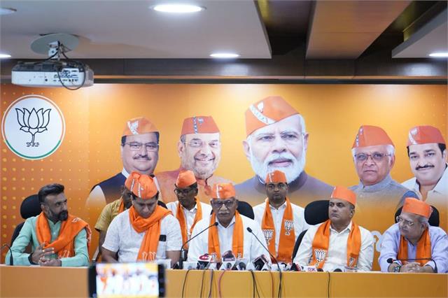 गुजरात : कांग्रेस के एक और विधायक भगवान बराड़ ने छोड़ी पार्टी, भाजपा में हुए शामिल