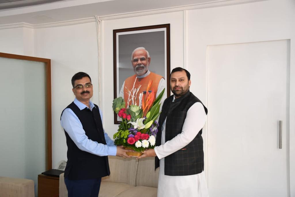 मुम्बई: विनीत कुमार (आईआरएसईई) ने ग्रहण किया केवीआईसी के सीईओ का कार्यभार