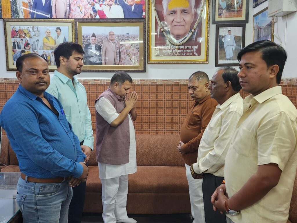 मरीजों को फल बांटकर मनाई गई पूर्व मंत्री पूज्य बाबा स्वर्गीय पंडित शिव चरण लाल शर्मा की जयंती