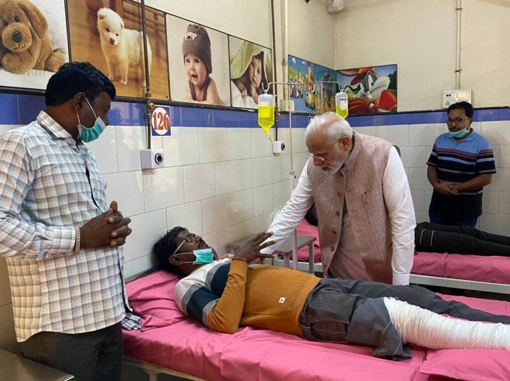 मोरबी पुल दुर्घटना में घायल लोगों से मिलने अस्पताल पहुंचे पीएम, भर्ती लोगों का जाना हाल