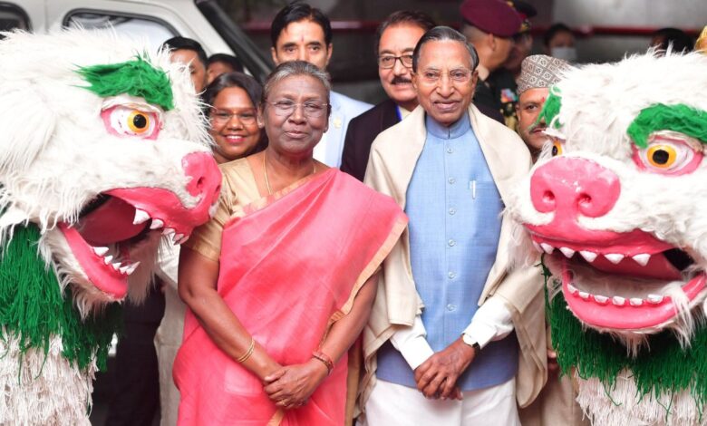 राष्ट्रपति की सिक्किम यात्रा; सिक्किम सरकार की ओर से आयोजित नागरिक स्वागत समारोह में हुई शामिल
