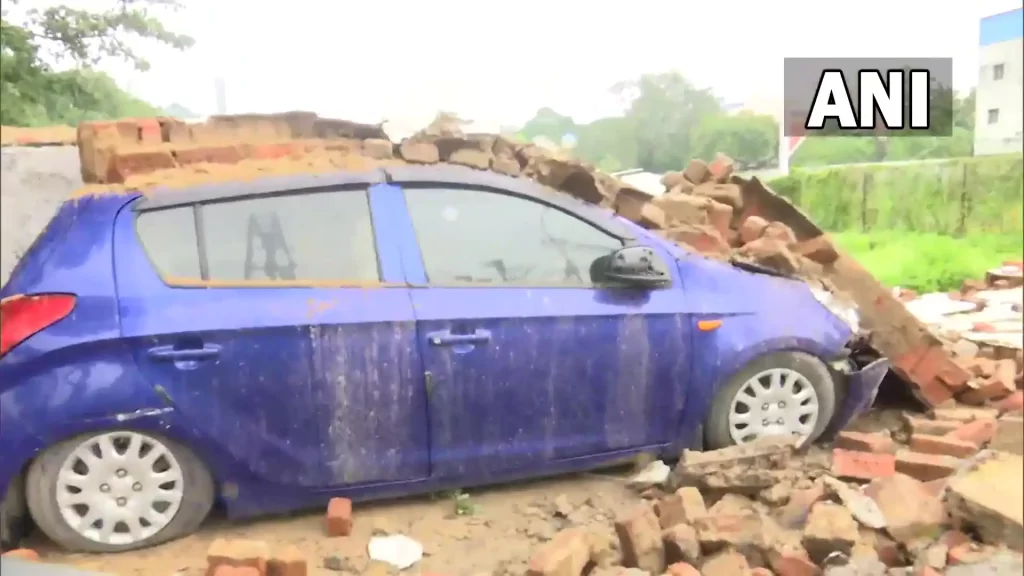 चक्रवाती तूफान मैंडूस ने मचाई बड़ी तबाही, कहीं गिरी दीवार कहीं उखड़े पेड़..
