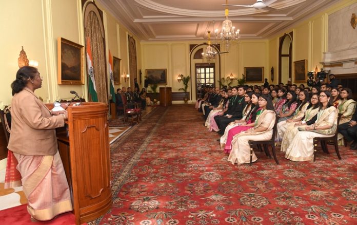 भारतीय रेलवे को भी नवीनतम डिजिटल तकनीकों को अपनाना चाहिए- राष्ट्रपति मुर्मु