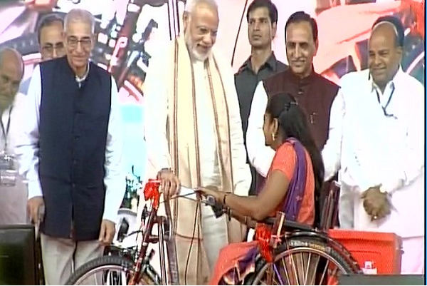 प्रधानमंत्री मोदी ने दिव्यांग बहनों और भाइयों के धैर्य तथा उपलब्धियों के लिए की सराहना