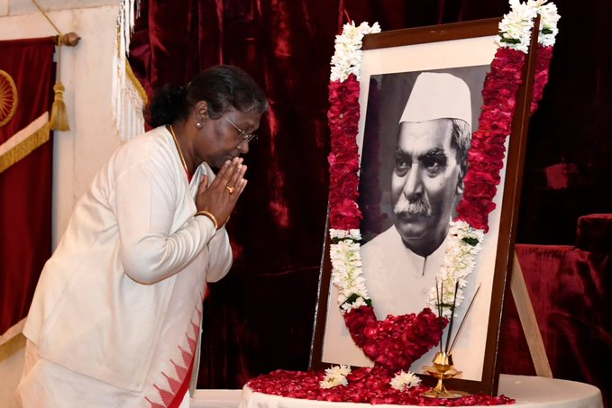 राष्ट्रपति द्रौपदी मुर्मु व उपराष्ट्रपति धनखड़ ने डॉ. राजेंद्र प्रसाद को उनकी जयंती पर पुष्पांजलि अर्पित की