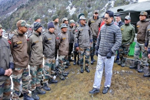 रिजिजू ने अरुणाचल में सैनिकों के साथ वाली तस्वीर ट्वीट की, कांग्रेस ने 3 साल पुरानी बताई