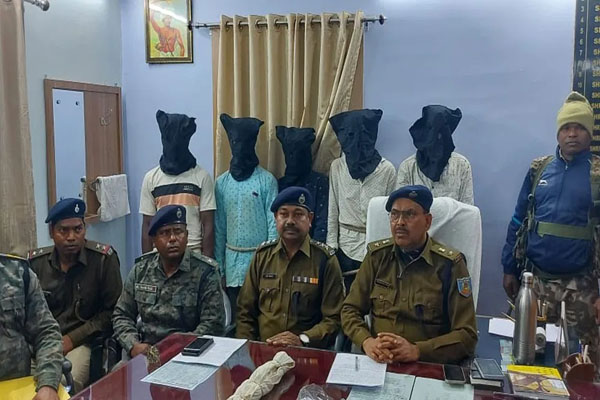 झारखंड में हैवानियत की सारी हदें पार ,चचेरे भाई के दो टुकड़े कर कटे सिर के साथ ली सेल्फी