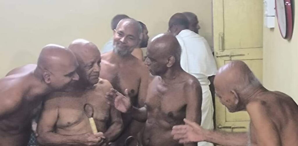 आचार्य विद्यासागर जी ने बड़े भाई को दी मुनि दीक्षा