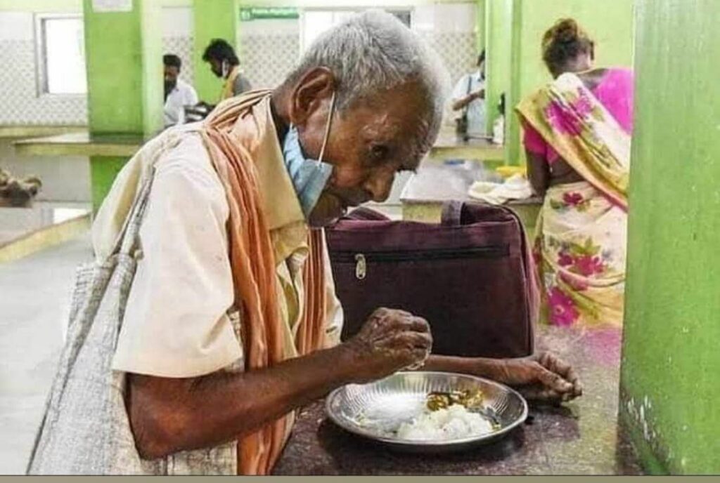 मत करो घमंड इतना कि मैं किसी को खिला रहा हूँ