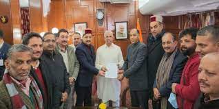 सैंकड़ों संस्थान बंद करने के विरोध में भाजपा ने राज्यपाल को सौंपा ज्ञापन