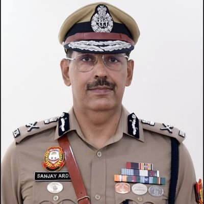 एयरपोर्ट पर हवलदारों ने सोना लूटा, पुलिस ने हल्की धारा में दर्ज किया मामला