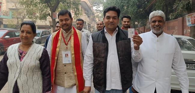 ‘मिनी सरकार’ चुनने के लिए राष्ट्रीय राजधानी में मतदान शुरू, केजरीवाल ने जनता से की मतदान की अपील